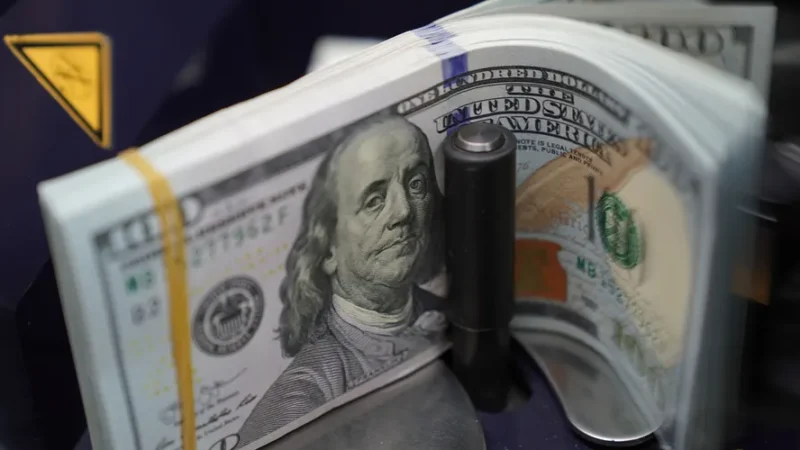 Dólar fecha em leve baixa, mas cenário eleitoral limita queda do real