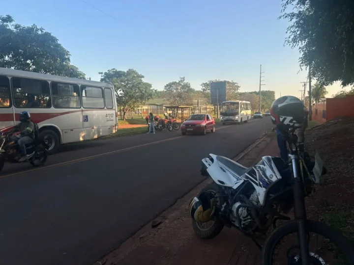 Motociclista bate contra traseira de ônibus e fica ferido em Campo Grande