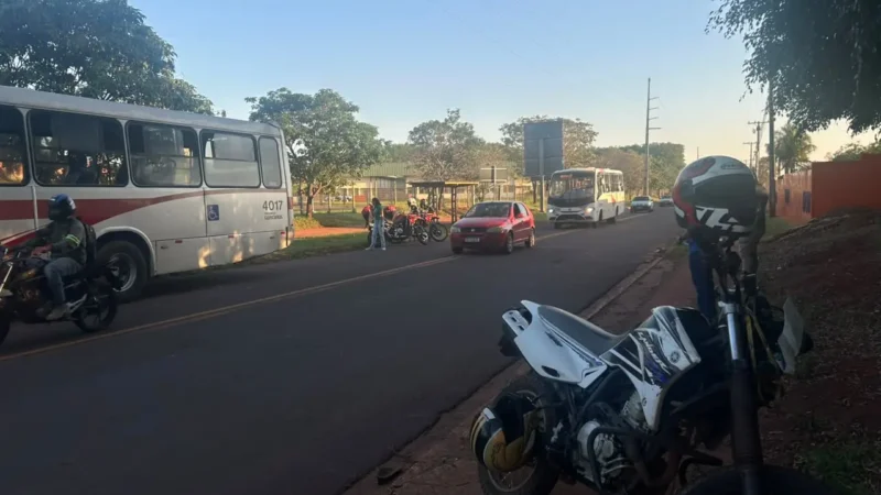 Motociclista bate contra traseira de ônibus e fica ferido em Campo Grande