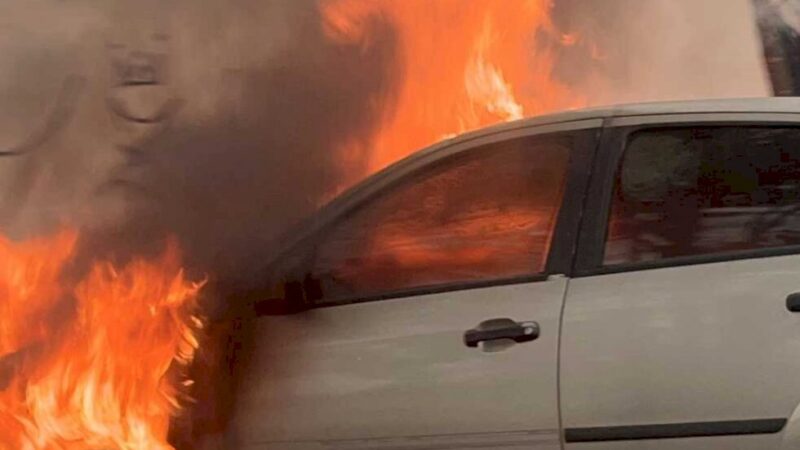 Homem salta de carro em movimento após veículo pegar fogo em Campo Grande