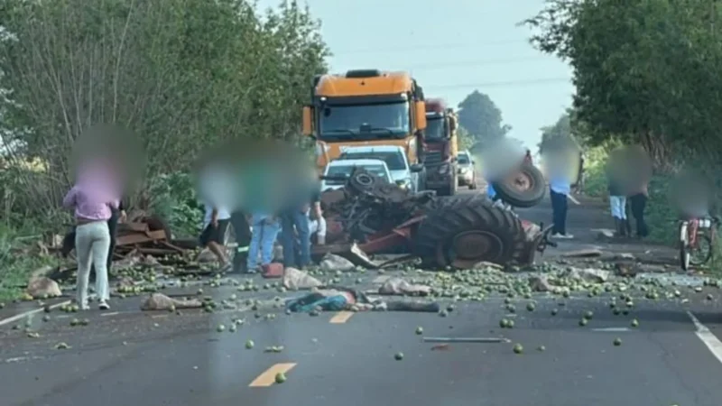 Colisão entre carreta e trator mata uma pessoa e deixa pista parcialmente tomada por carga