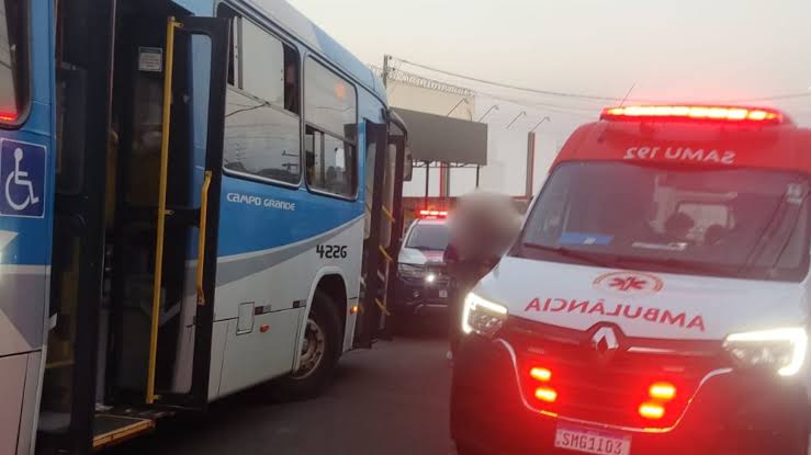 Criança de 11 anos sofre perfuração no pulmão após ser atingida por ônibus
