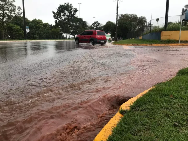 Chuva forte atinge Campo Grande e Inmet mantém alerta de tempestades