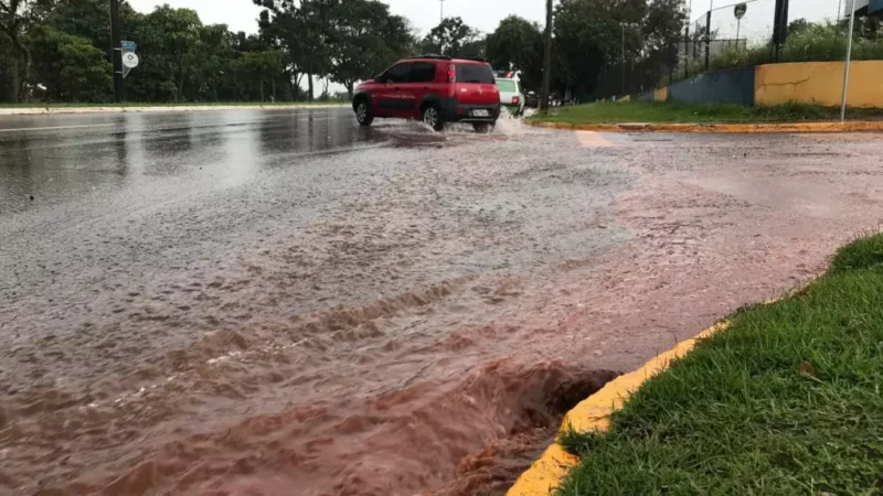 Chuva forte atinge Campo Grande e Inmet mantém alerta de tempestades