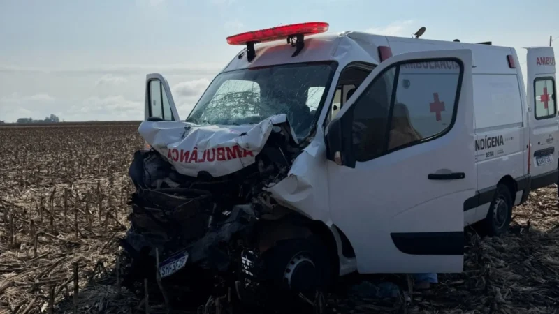 Ambulância que transportava pacientes de Bela Vista se envolve em acidente na BR-060