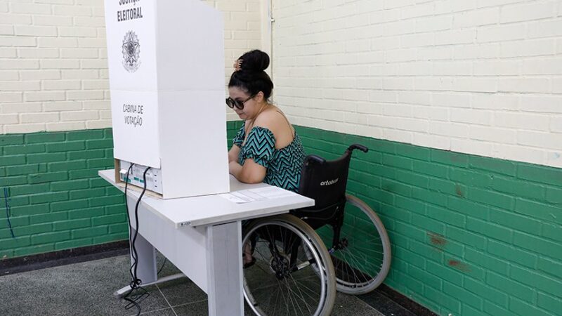 Eleitores com mobilidade reduzida podem solicitar transporte gratuito para votar