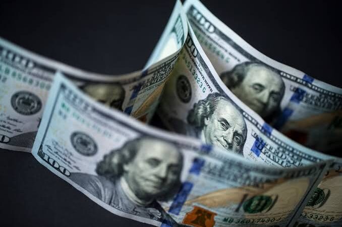 Dólar sobe e fecha acima de R$ 5,19 com pressão externa e cenário eleitoral