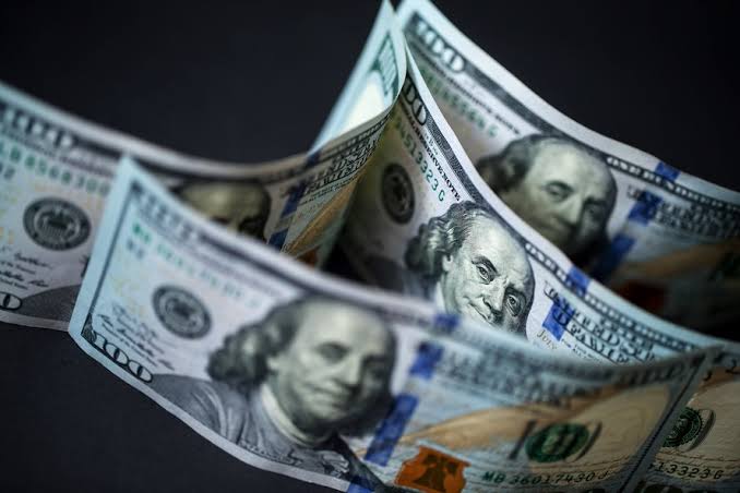 Dólar sobe e fecha acima de R$ 5,19 com pressão externa e cenário eleitoral
