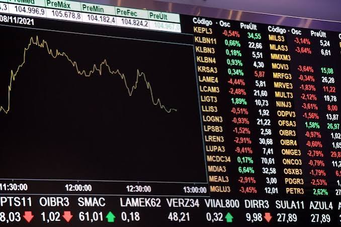 Dólar recua, juros futuros caem e inflação acima do esperado pressiona mercado