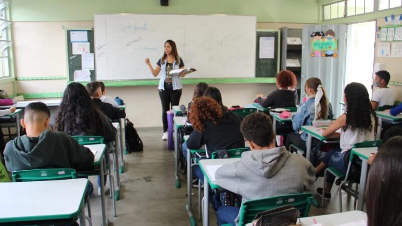 Professores garantem reajuste de 5,4%, mas aceitam pagamento parcelado até 2027