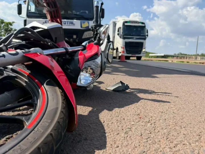 Motociclista tenta passar por congestionamento e bate em caminhão parado na BR-163
