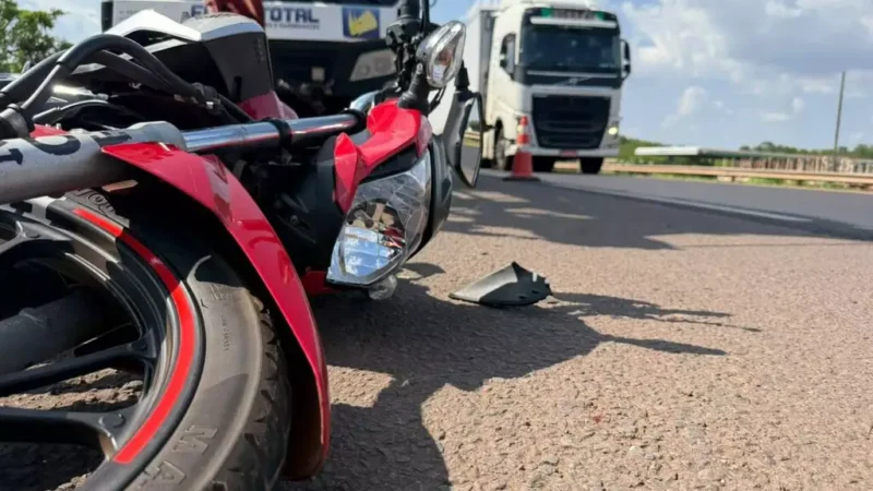 Motociclista tenta passar por congestionamento e bate em caminhão parado na BR-163