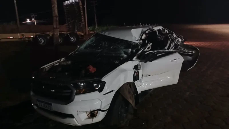 Motorista fica preso às ferragens após Ranger bater na traseira de carreta na BR-163