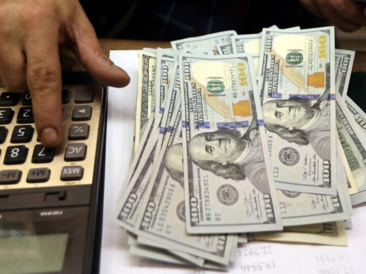 Dólar fecha em queda e Ibovespa avança em dia de atenção aos indicadores econômicos