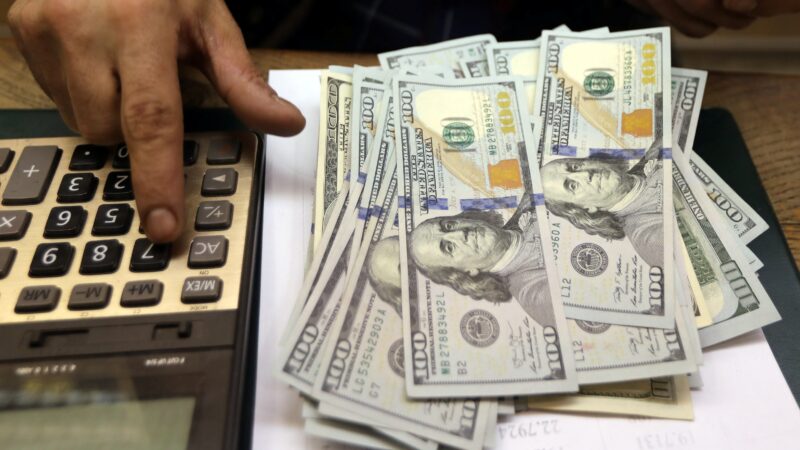 Dólar fecha em queda e Ibovespa avança em dia de atenção aos indicadores econômicos