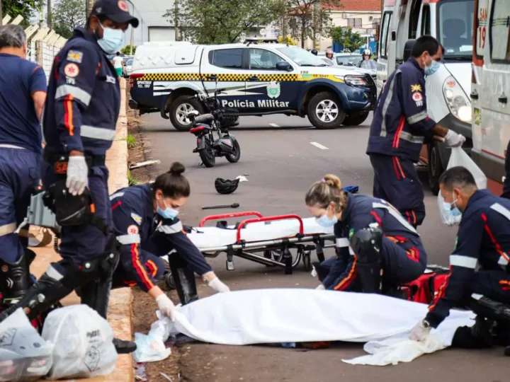 Motociclista de 66 anos morre após bater em Saveiro em cruzamento de Campo Grande