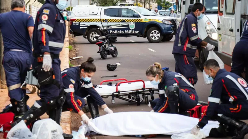 Motociclista de 66 anos morre após bater em Saveiro em cruzamento de Campo Grande