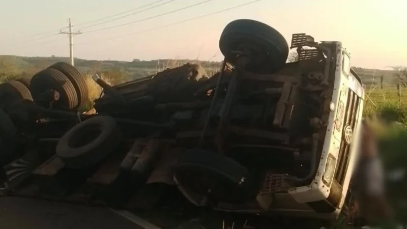 Carreta tomba após falha nos freios na MS-080, próximo a Campo Grande