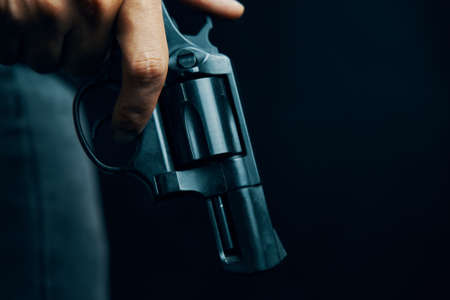 Adolescente de 13 anos é baleado na cabeça após invasão em sua casa