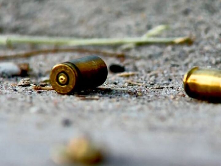 Dupla se passa por policiais e atira contra casa durante ataque