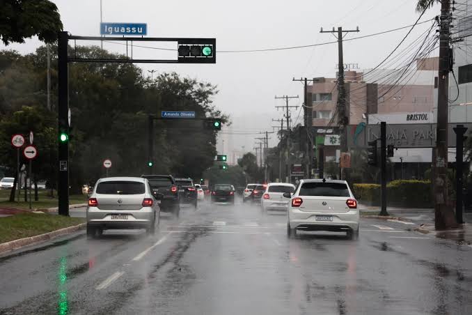 Chuva marca início da votação e deve continuar ao longo do dia em Campo Grande