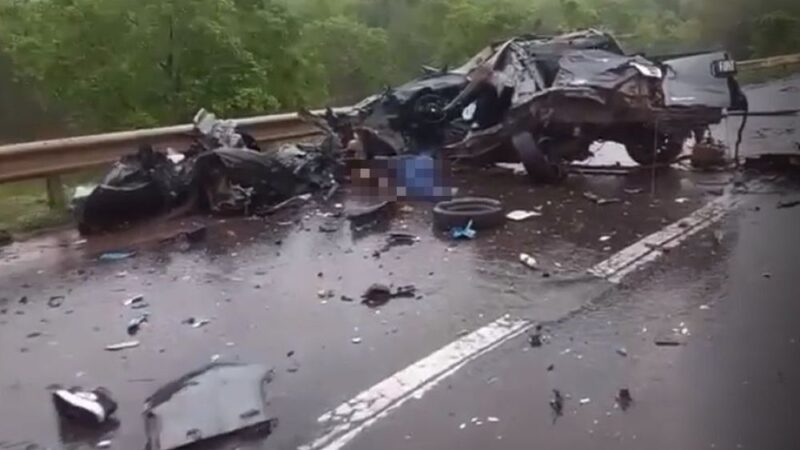 Dois soldados do Exército morrem após colisão entre picape e carreta na BR-163