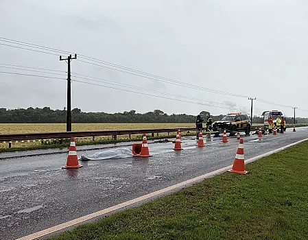 Motociclista morre em colisão frontal com carreta na BR-163
