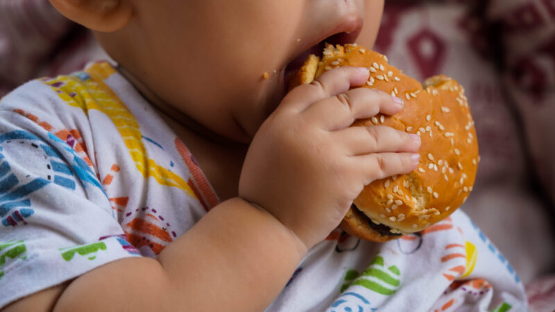 OMS lança primeiro guia para combater obesidade infantil e alerta para avanço da doença