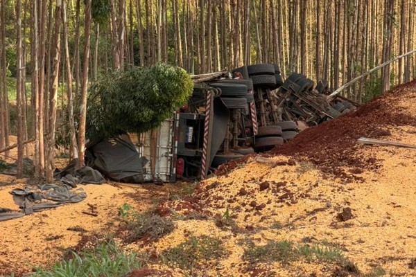 Caminhoneiro morre após perder controle de carreta carregada de milho entre Ribas e Camapuã