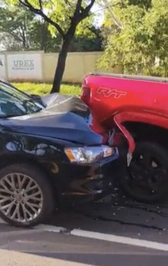 Lancer bate em caminhonete, que é arremessada contra Gol na Avenida Mato Grosso