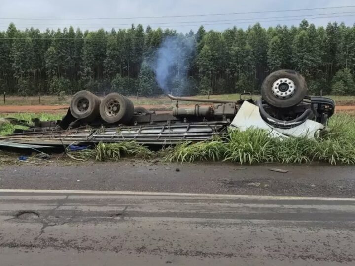 Motorista de 58 anos morre após caminhão tombar e deixá-lo preso às ferragens em MS