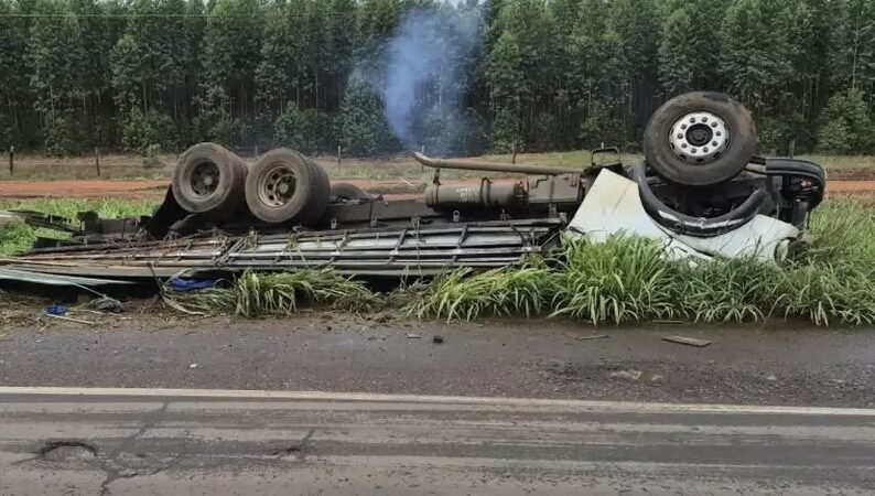 Motorista de 58 anos morre após caminhão tombar e deixá-lo preso às ferragens em MS
