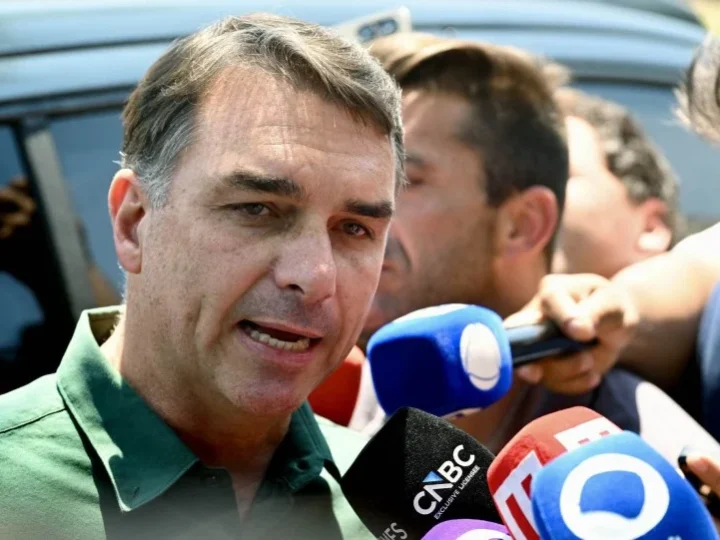 Flávio Bolsonaro confirma presença em debate da Band com Lula no domingo