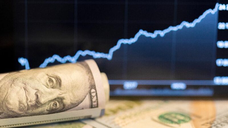 Dólar fecha em alta e Ibovespa recua em dia de atenção à economia dos EUA
