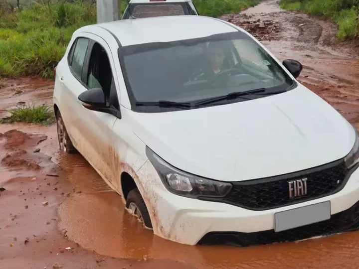 Chuva intensa deixa ruas da Chácara dos Poderes alagadas e dificulta passagem de veículos