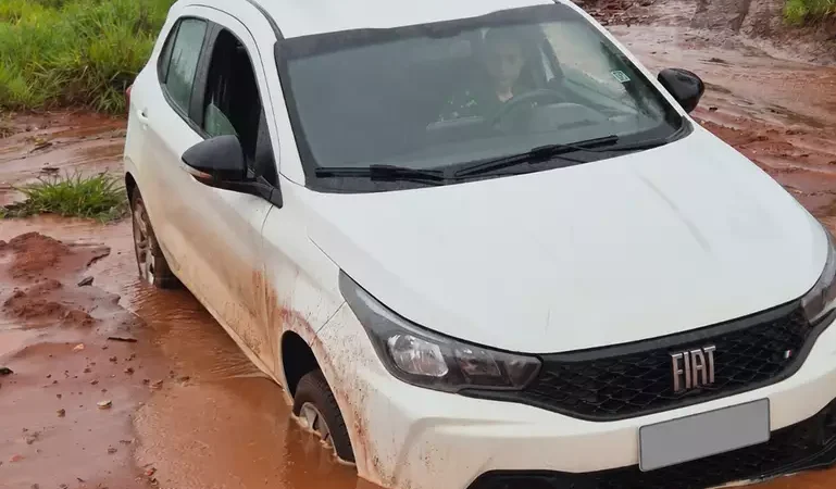 Chuva intensa deixa ruas da Chácara dos Poderes alagadas e dificulta passagem de veículos