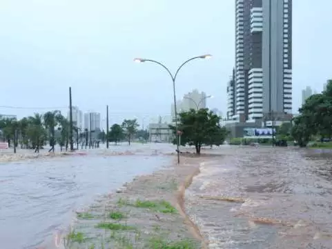 Chuva forte alaga avenida em Campo Grande e deixa veículos ilhados