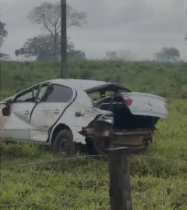 Casal é arremessado de carro após motorista perder controle em rodovia de Rochedo