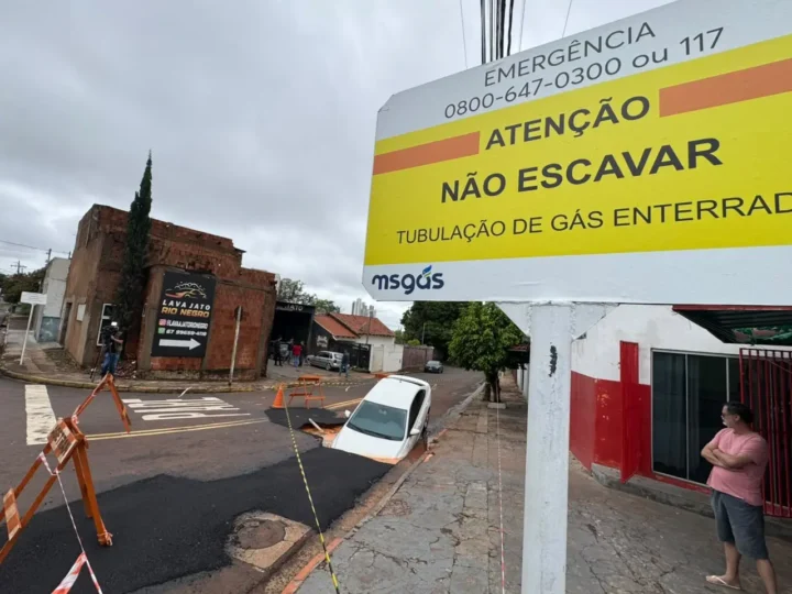Obra na rede de gás é apontada como possível causa de cratera que engoliu carro em Campo Grande