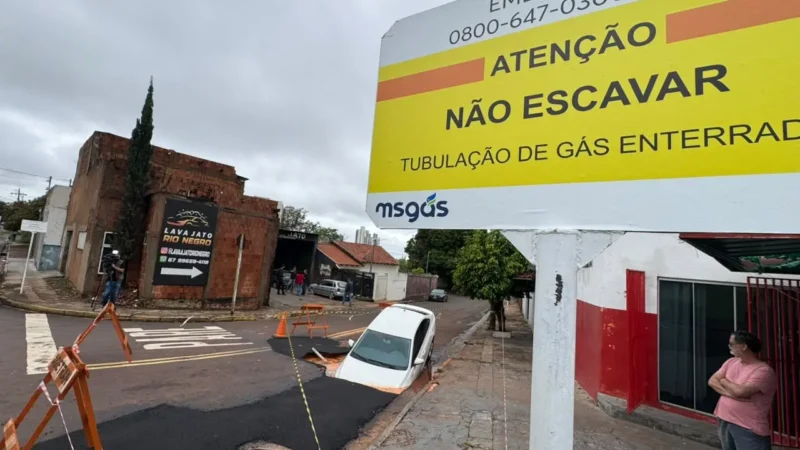 Obra na rede de gás é apontada como possível causa de cratera que engoliu carro em Campo Grande