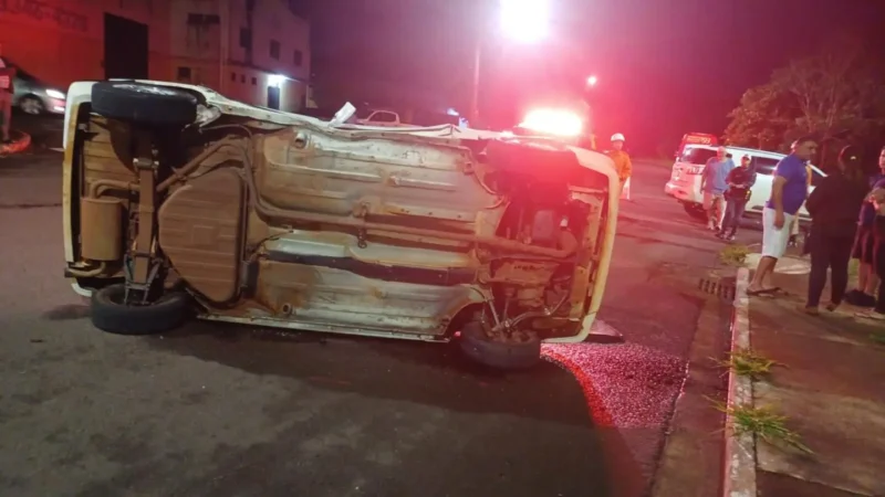 Motorista fica gravemente ferida após colisão e tem mão presa sob carro tombado em Campo Grande