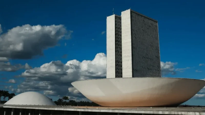 Concurso da Câmara dos Deputados oferece 66 vagas e salários de R$ 32 mil
