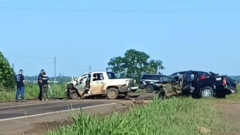 Colisão entre duas caminhonetes deixa dois mortos na BR-262, em Ribas do Rio Pardo