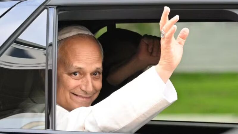 Papa Leão XIV recebe alta hospitalar após cirurgia para retirada de tumor no pulmão