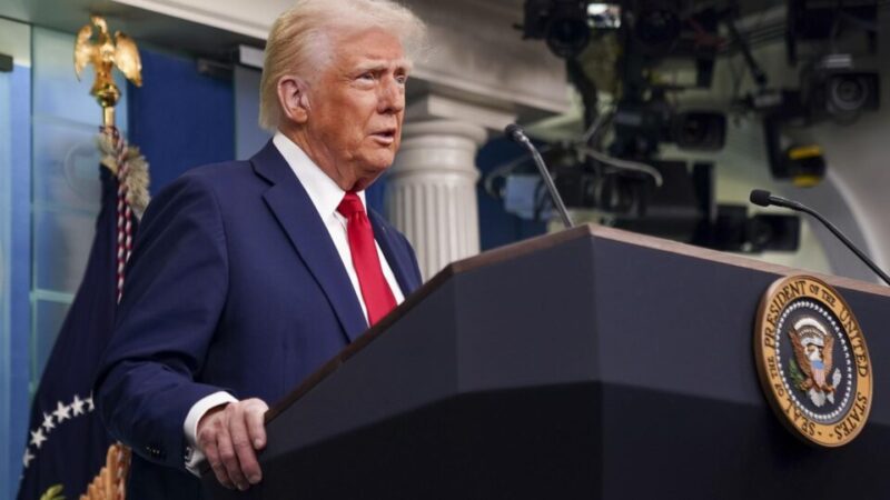 Trump suspende tarifas e sanções contra a Rússia, e Zelensky acusa decisão de favorecer Putin