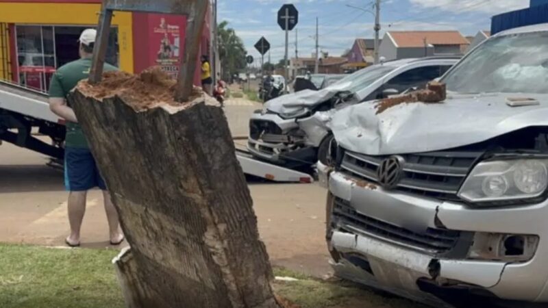 Colisão entre EcoSport e Amarok deixa pessoa gravemente ferida em Campo Grande