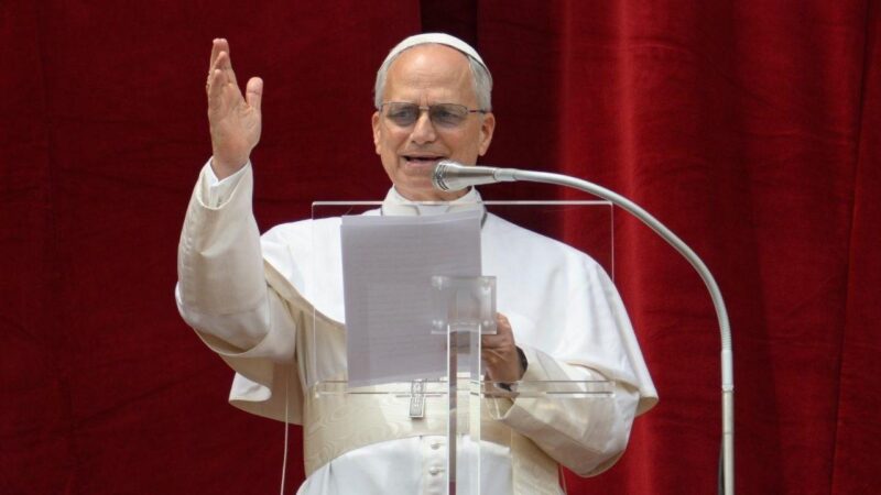 Papa Leão XIV reaparece em público cinco dias após cirurgia no pulmão