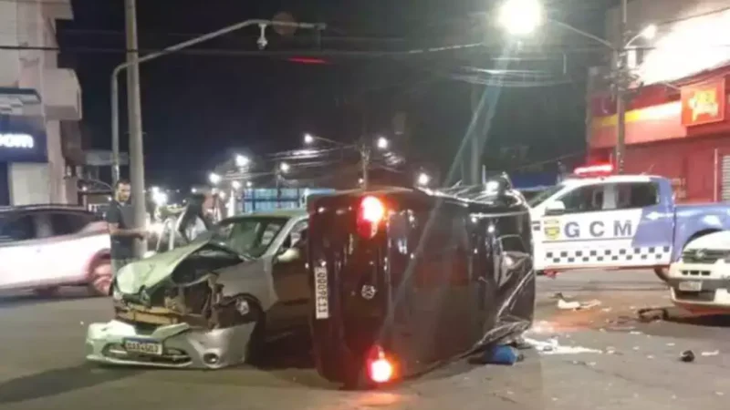 Colisão entre carros deixa veículo tombado no cruzamento no centro de Campo Grande