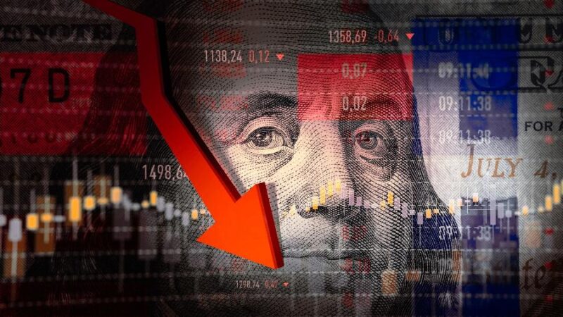 Dólar recua para R$ 5,04 e Bolsa fecha em queda com mercado atento à economia