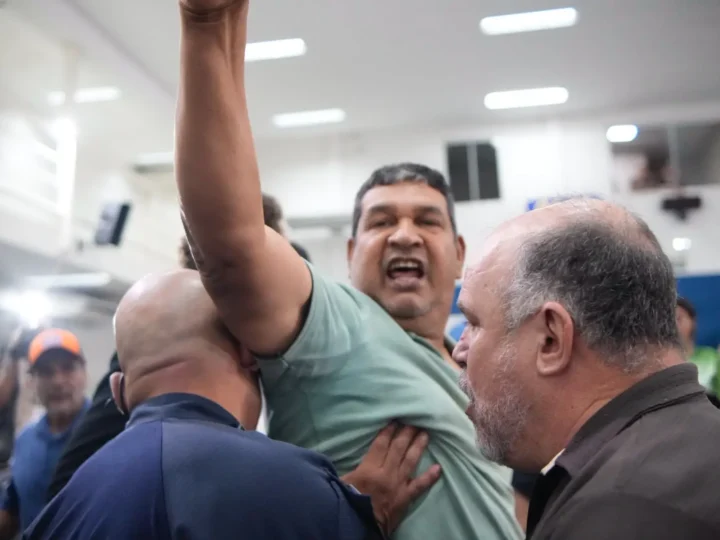 Câmara de Campo Grande suspende sessão após tumulto e retirada de líder comunitário
